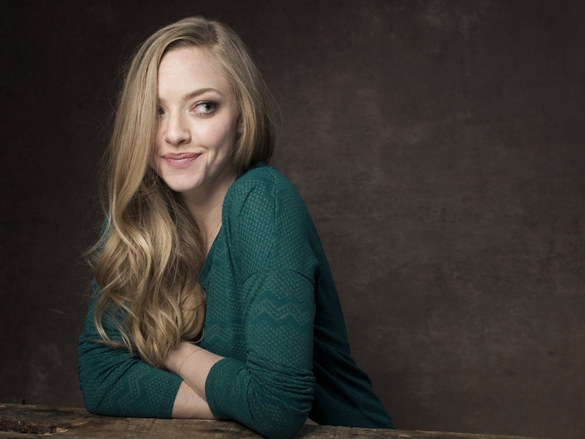 Cute Amanda Seyfried for 1152 x 864 resolution