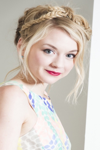 Cute Emily Kinney for 320 x 480 iPhone resolution