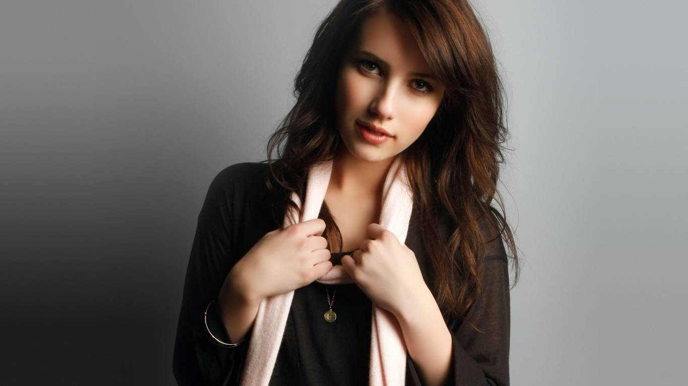 Cute Emma Roberts for 1366 x 768 HDTV resolution
