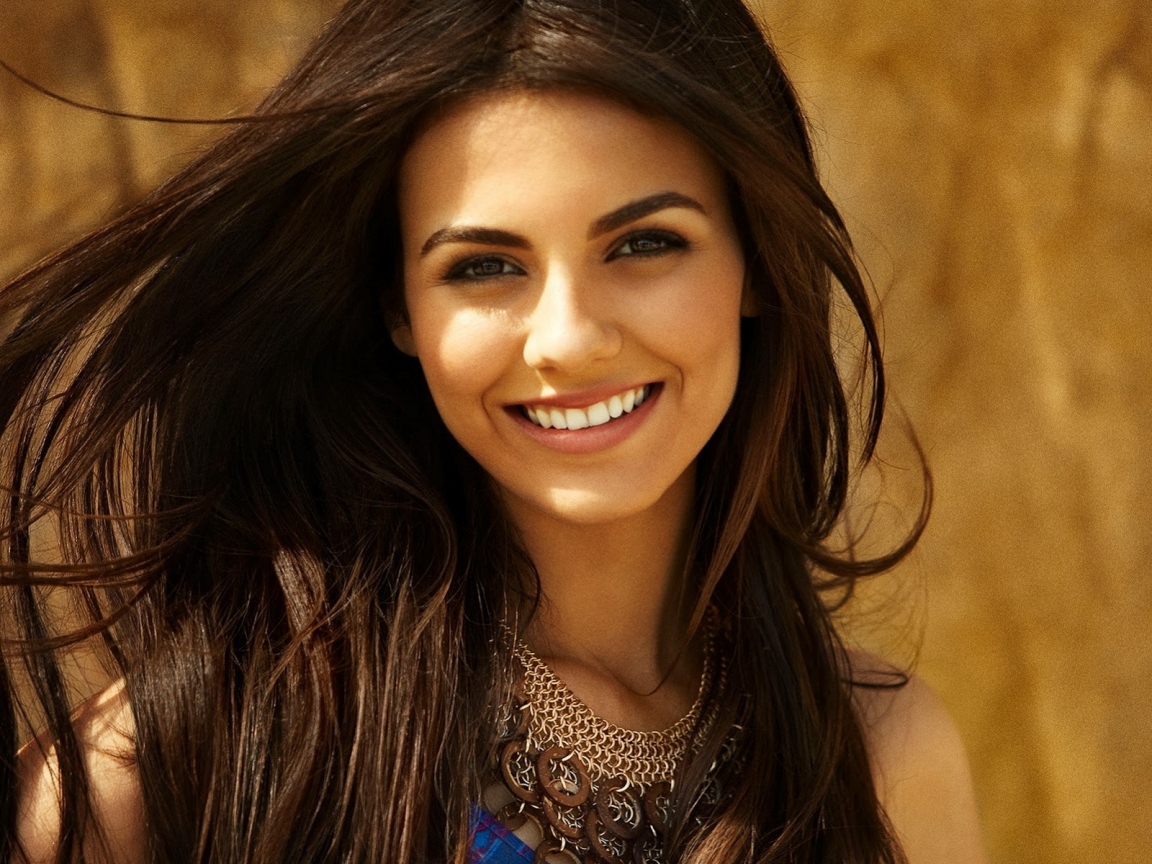 Cute Smile of Victoria Justice for 1152 x 864 resolution