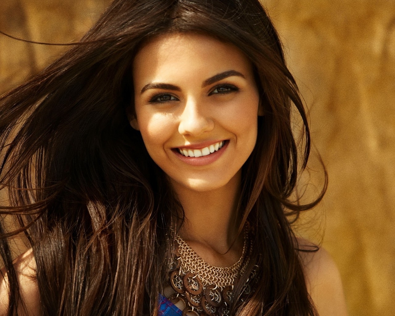Cute Smile of Victoria Justice for 1280 x 1024 resolution