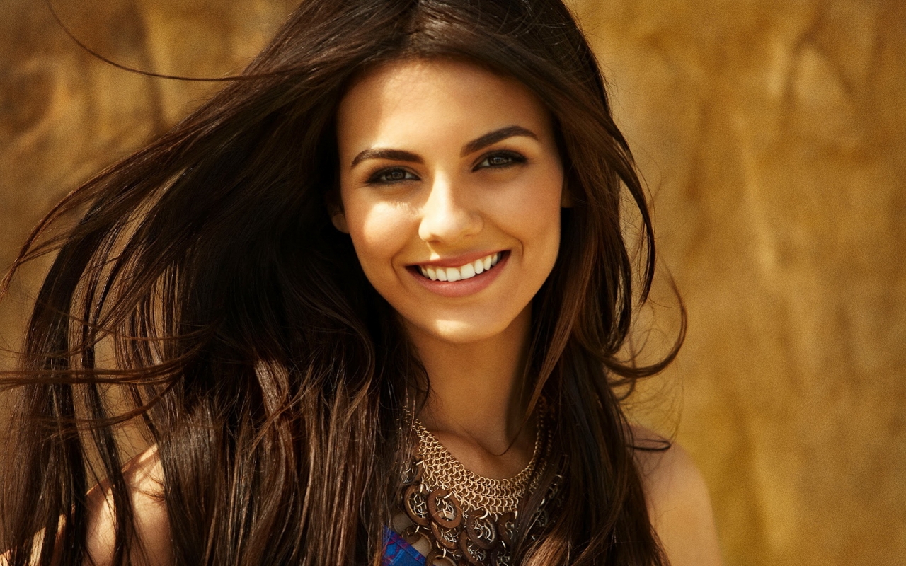 Cute Smile of Victoria Justice for 1280 x 800 widescreen resolution
