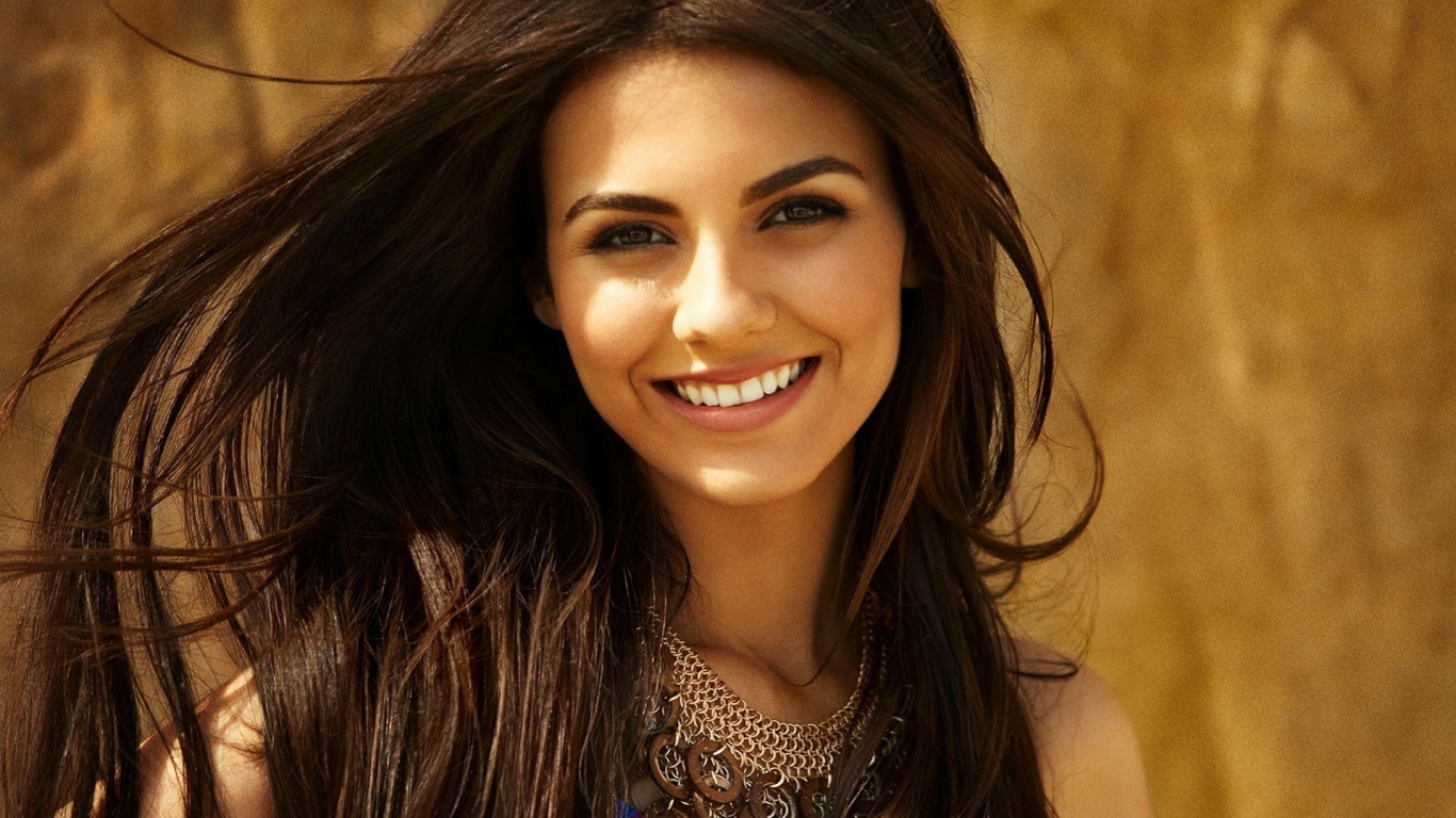 Cute Smile of Victoria Justice for 1366 x 768 HDTV resolution