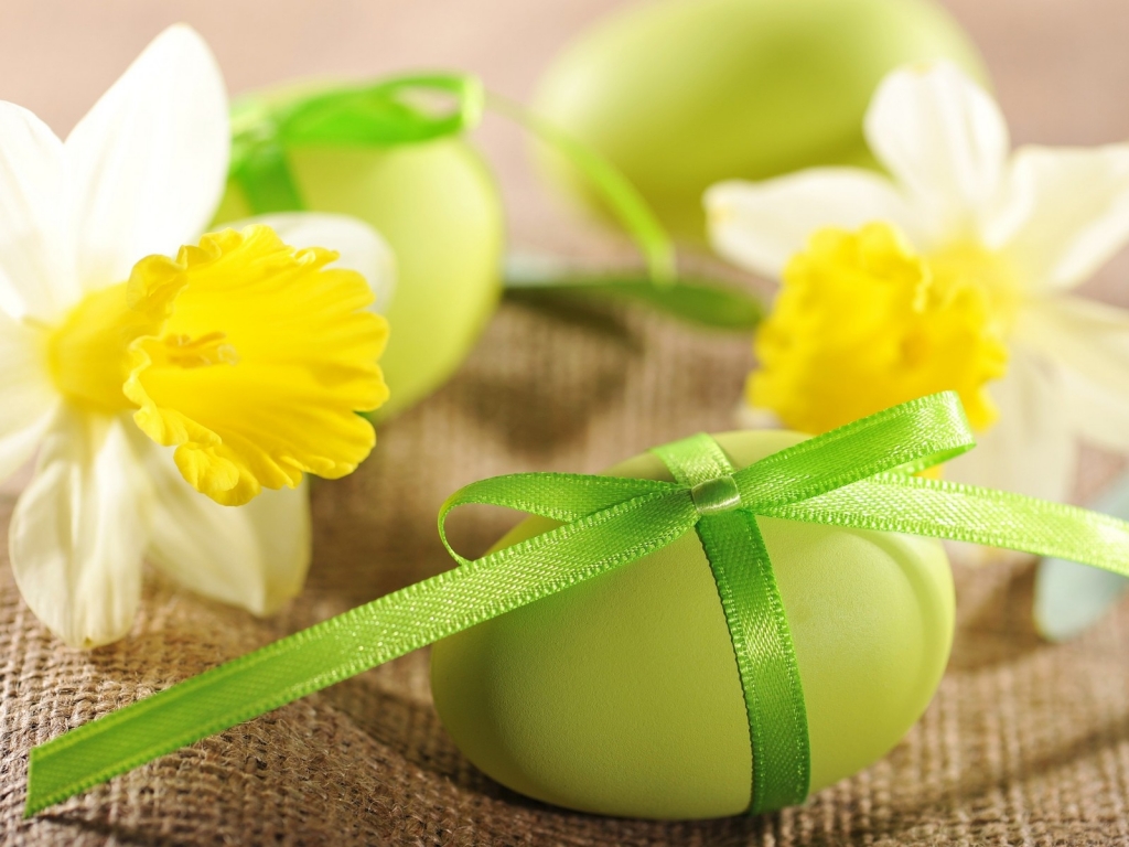 Daffodils and Easter Eggs  for 1024 x 768 resolution
