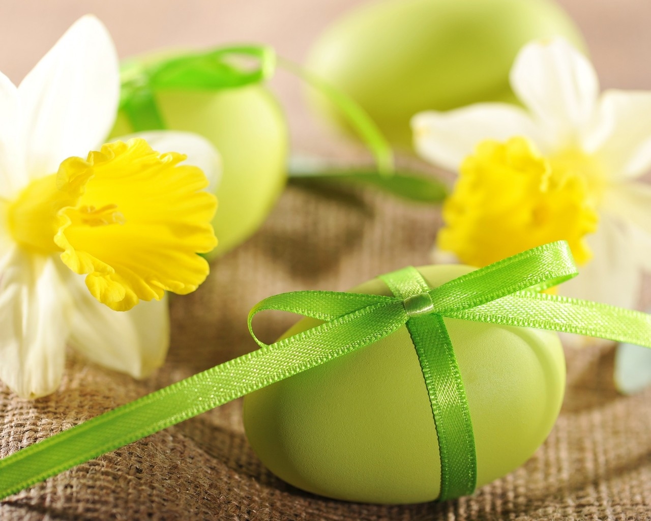 Daffodils and Easter Eggs  for 1280 x 1024 resolution