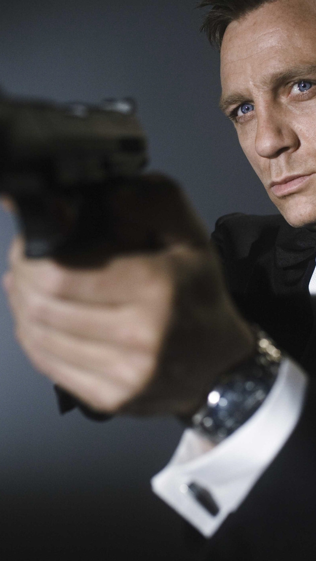 Daniel Craig as James Bond 007 for 640 x 1136 iPhone 5 resolution