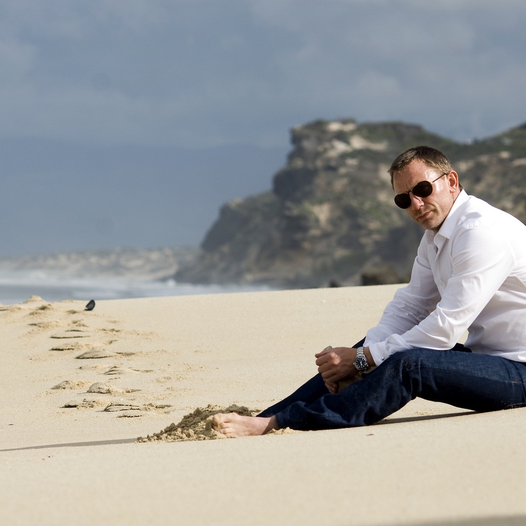 Daniel Craig on the Beach for 1024 x 1024 iPad resolution