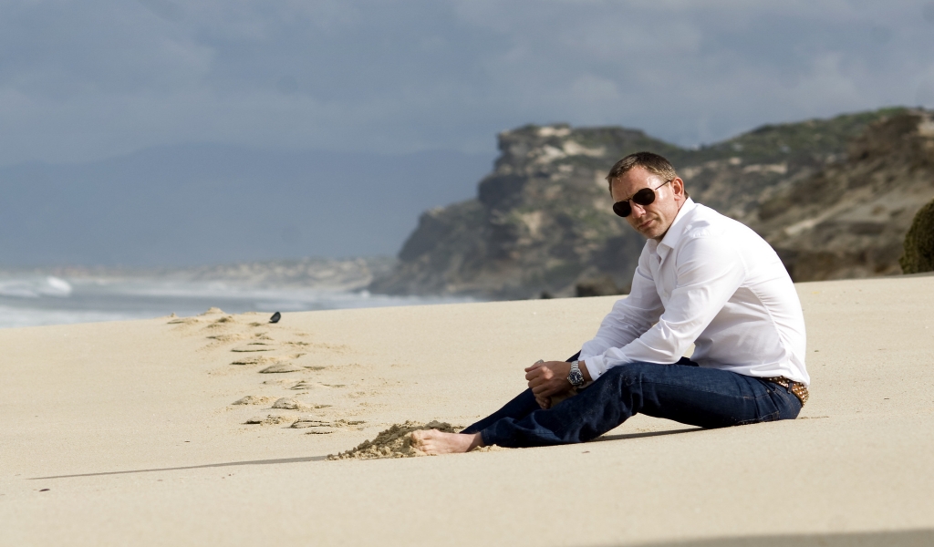 Daniel Craig on the Beach for 1024 x 600 widescreen resolution