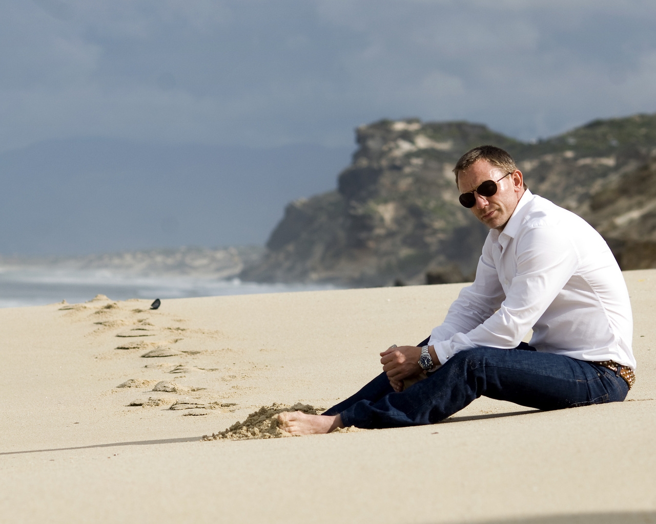 Daniel Craig on the Beach for 1280 x 1024 resolution
