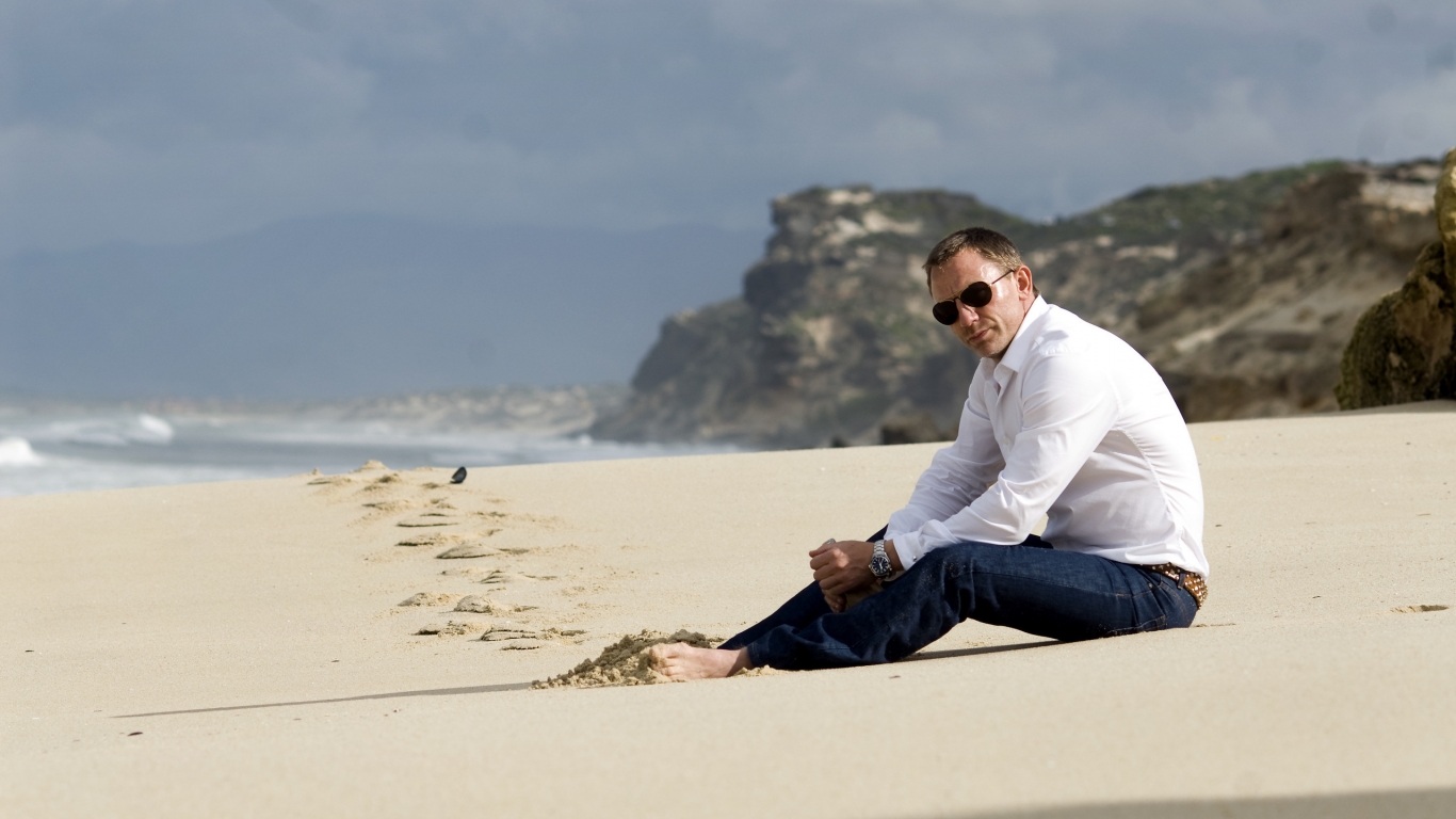Daniel Craig on the Beach for 1366 x 768 HDTV resolution