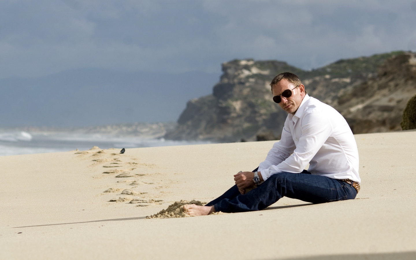 Daniel Craig on the Beach for 1440 x 900 widescreen resolution