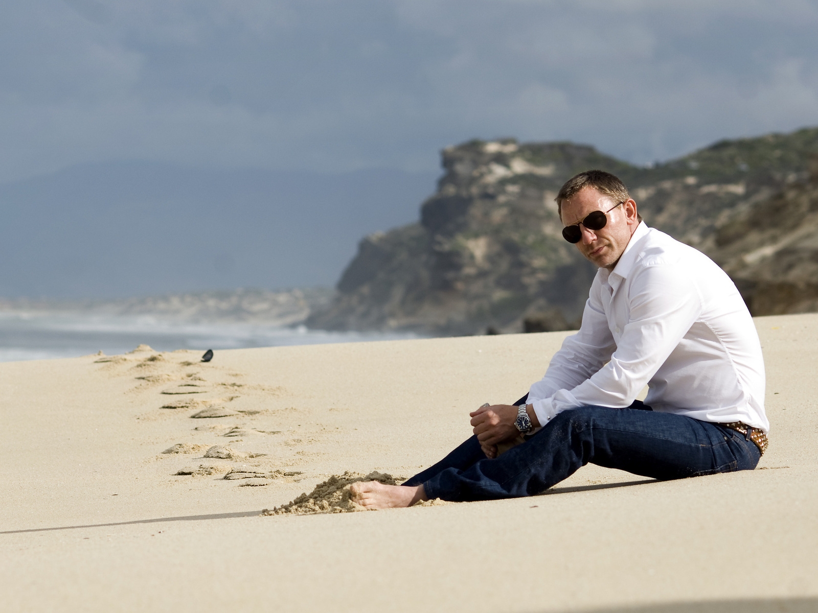 Daniel Craig on the Beach 1600 x 1200 Wallpaper