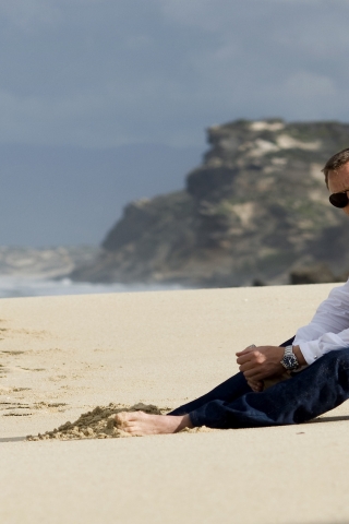 Daniel Craig on the Beach for 320 x 480 iPhone resolution