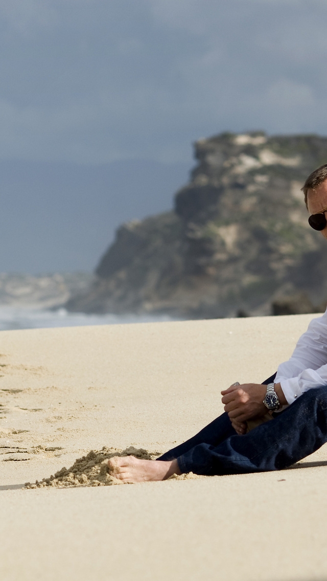 Daniel Craig on the Beach for 640 x 1136 iPhone 5 resolution
