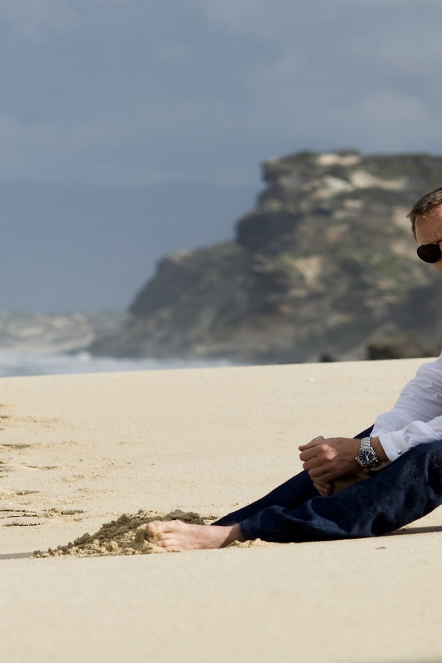 Daniel Craig on the Beach for 640 x 960 iPhone 4 resolution