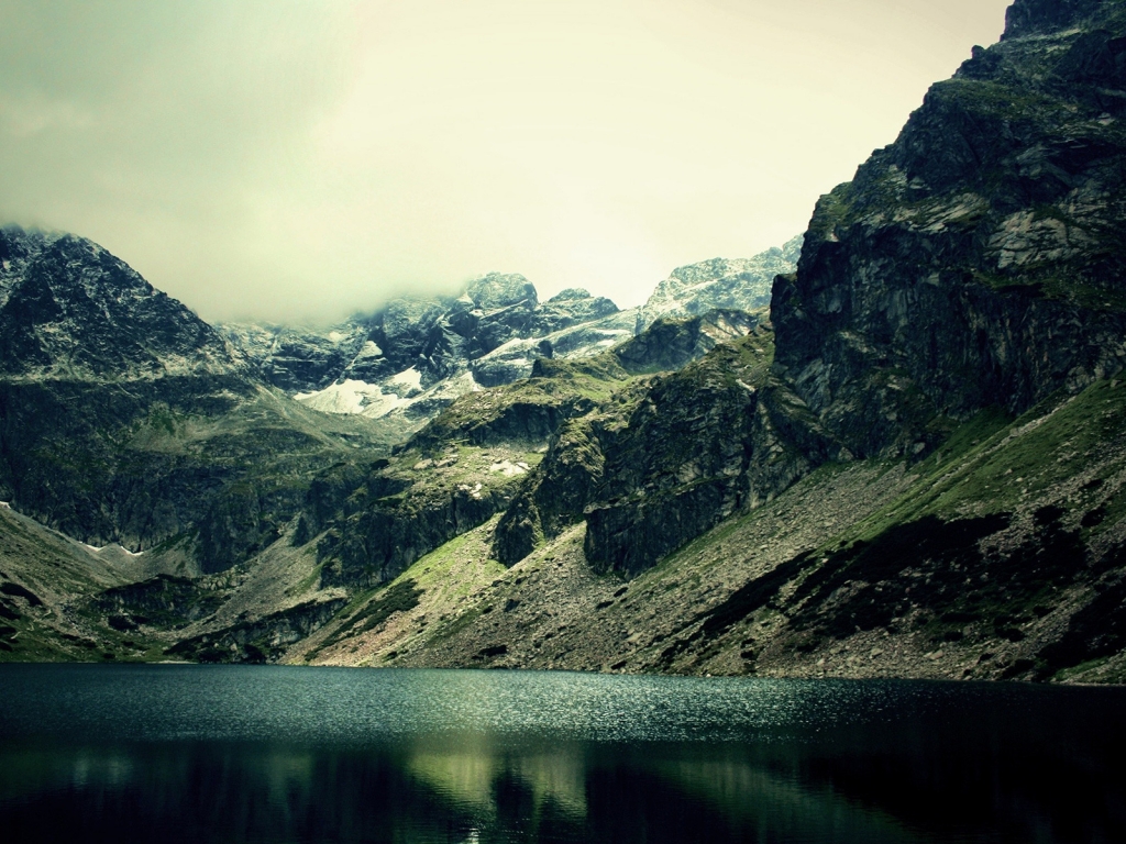 Dark Green Lake for 1024 x 768 resolution