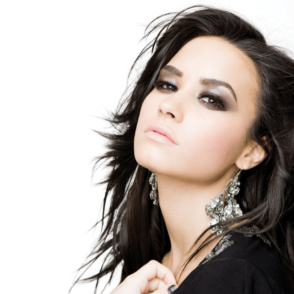 Demi Lovato Beautiful for 1024 x 1024 iPad resolution