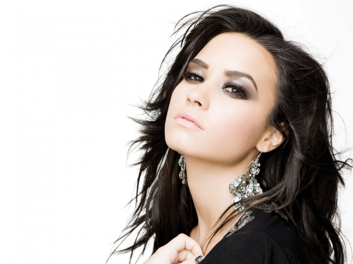 Demi Lovato Beautiful for 1152 x 864 resolution