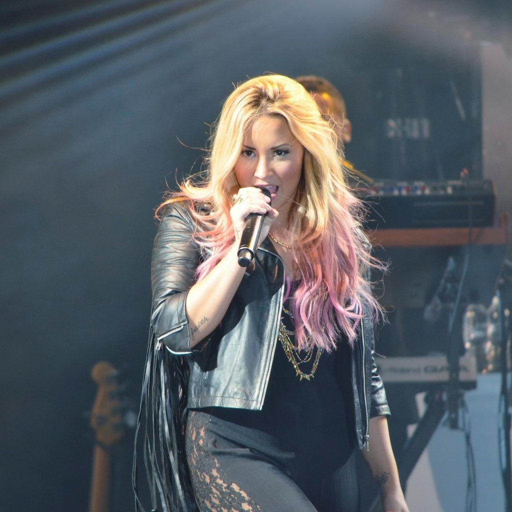 Demi Lovato Performing  for 1024 x 1024 iPad resolution