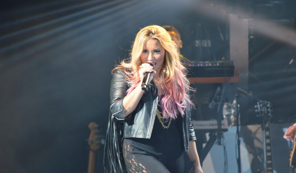 Demi Lovato Performing  for 1024 x 600 widescreen resolution