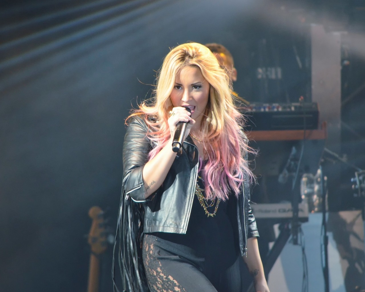 Demi Lovato Performing  for 1280 x 1024 resolution