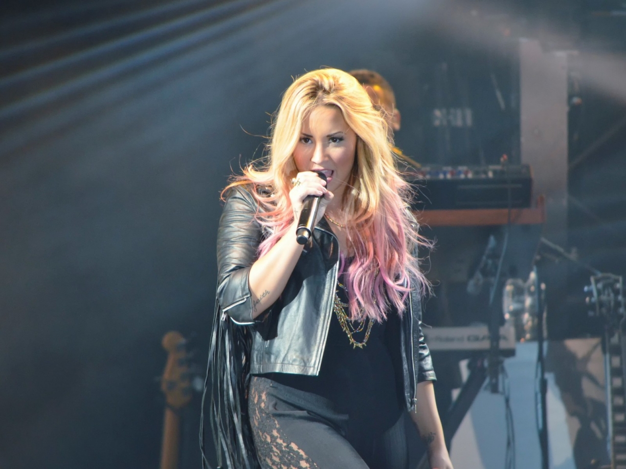 Demi Lovato Performing  for 1280 x 960 resolution