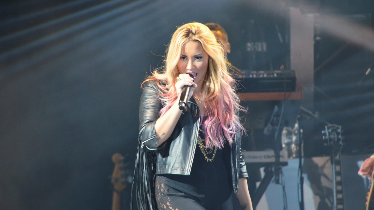 Demi Lovato Performing  for 1536 x 864 HDTV resolution