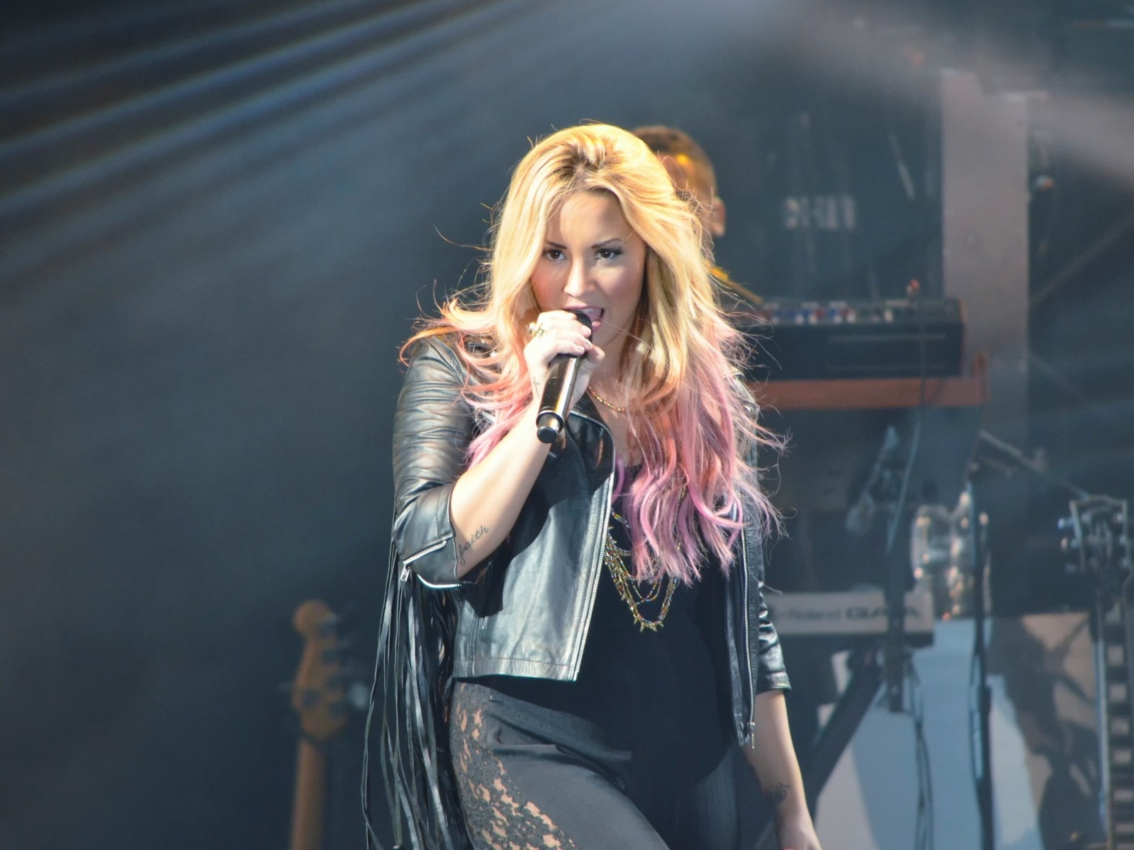 Demi Lovato Performing  for 1600 x 1200 resolution