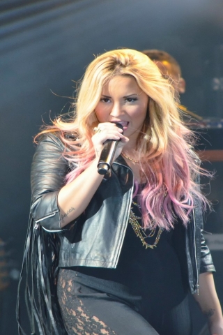 Demi Lovato Performing  for 320 x 480 iPhone resolution