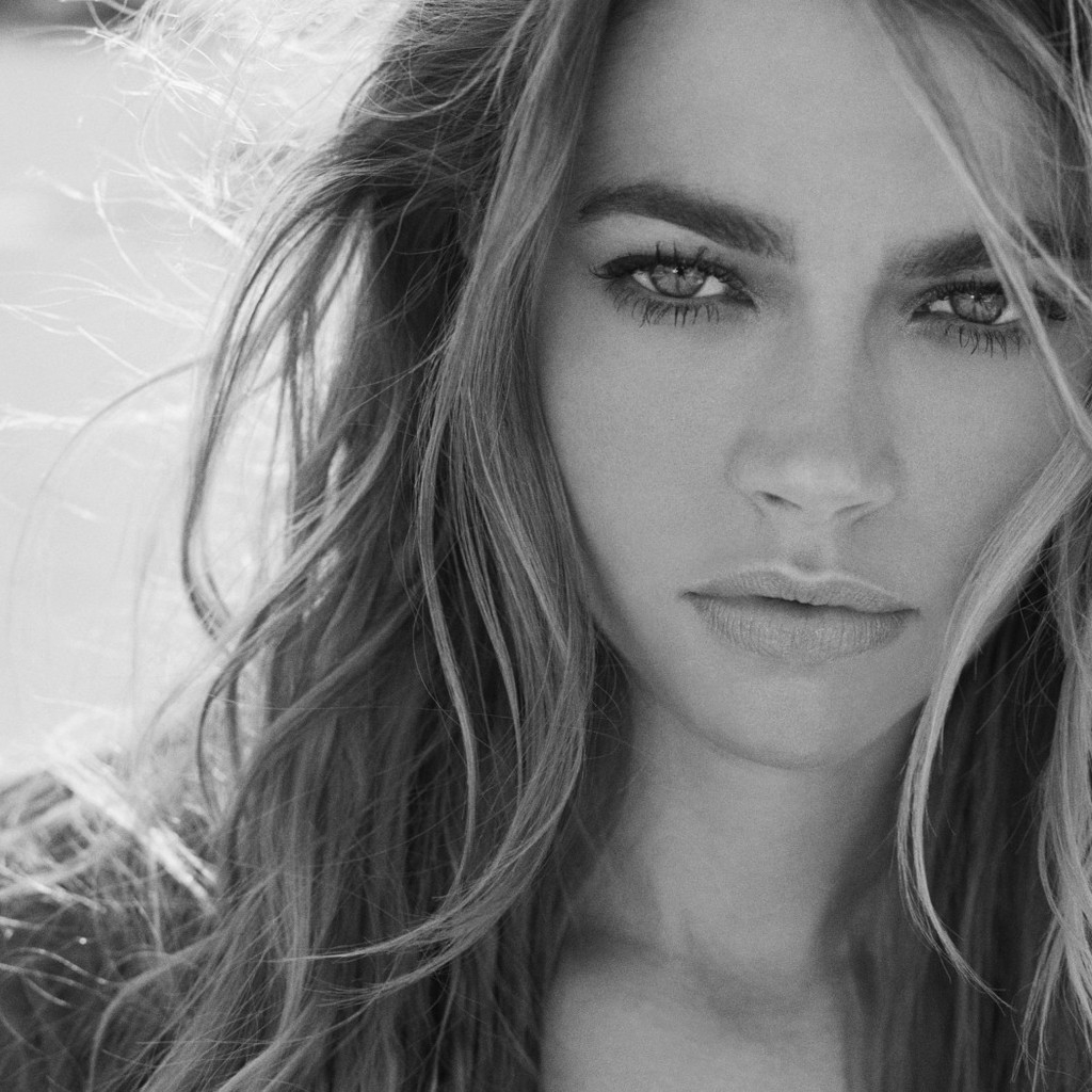 Denise Richards Black and White for 1024 x 1024 iPad resolution