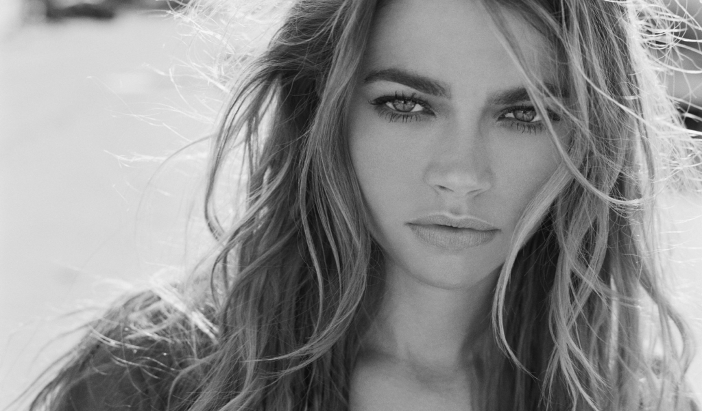 Denise Richards Black and White for 1024 x 600 widescreen resolution