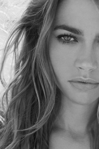 Denise Richards Black and White for 320 x 480 iPhone resolution
