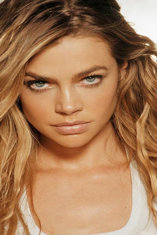 Denise Richards Serious for 320 x 480 iPhone resolution