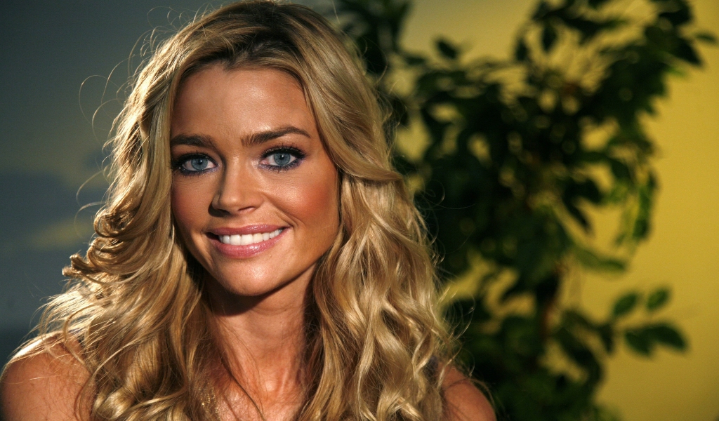 Denise Richards Tanned for 1024 x 600 widescreen resolution