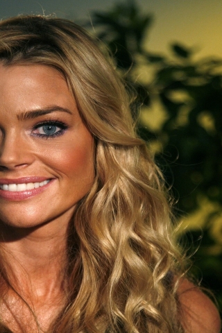 Denise Richards Tanned for 320 x 480 iPhone resolution
