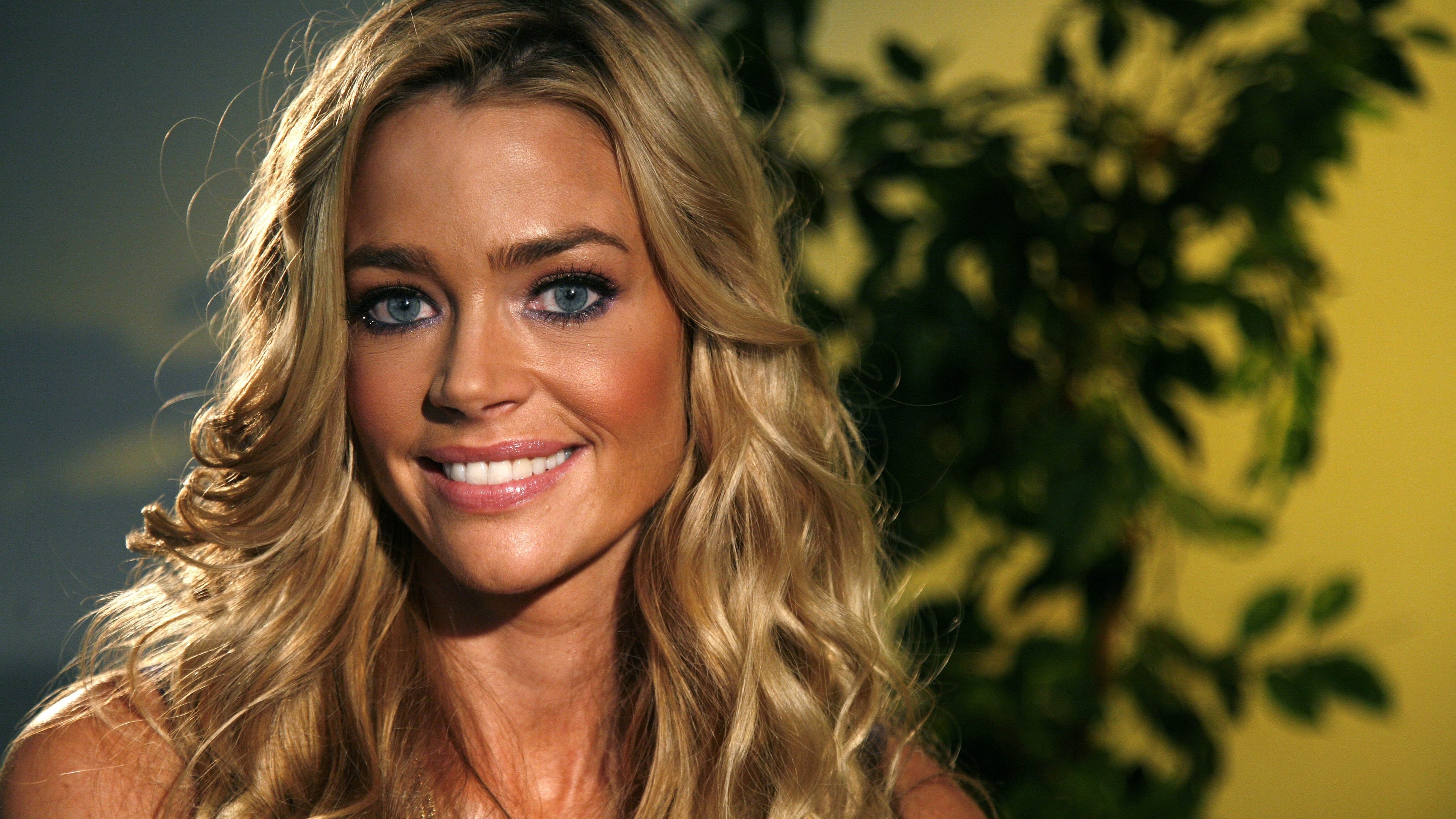 Denise Richards Tanned for 3840 x 2160 Ultra HD resolution