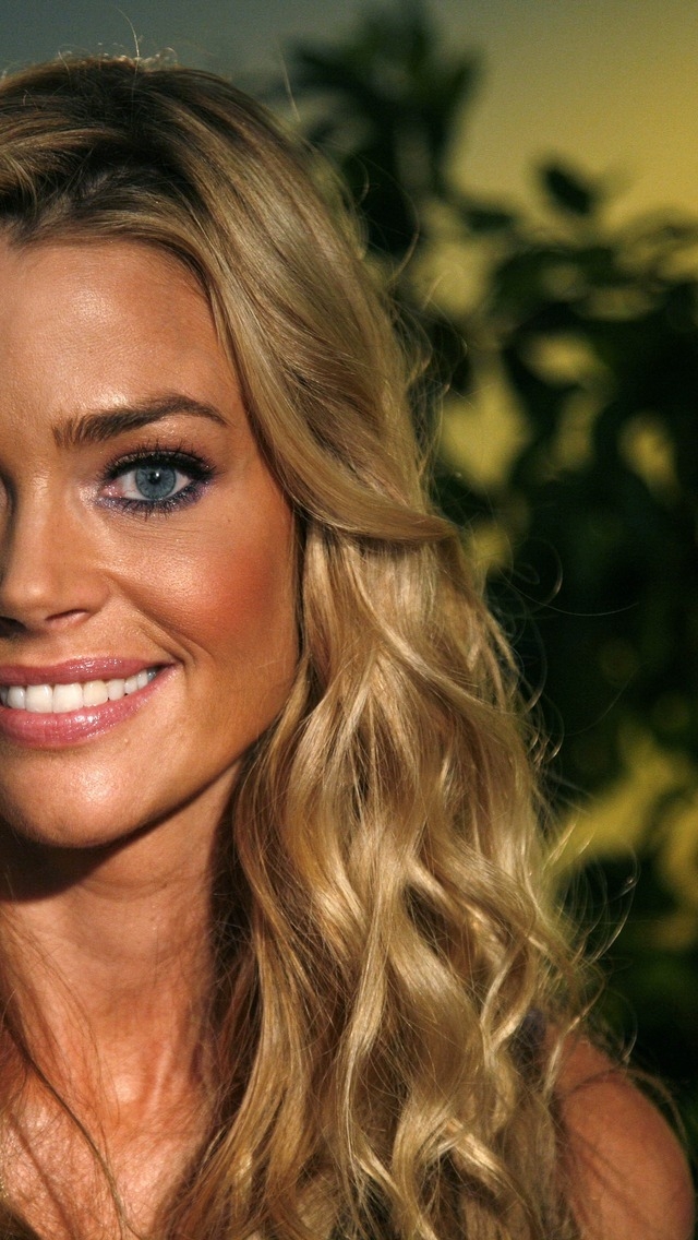 Denise Richards Tanned for 640 x 1136 iPhone 5 resolution