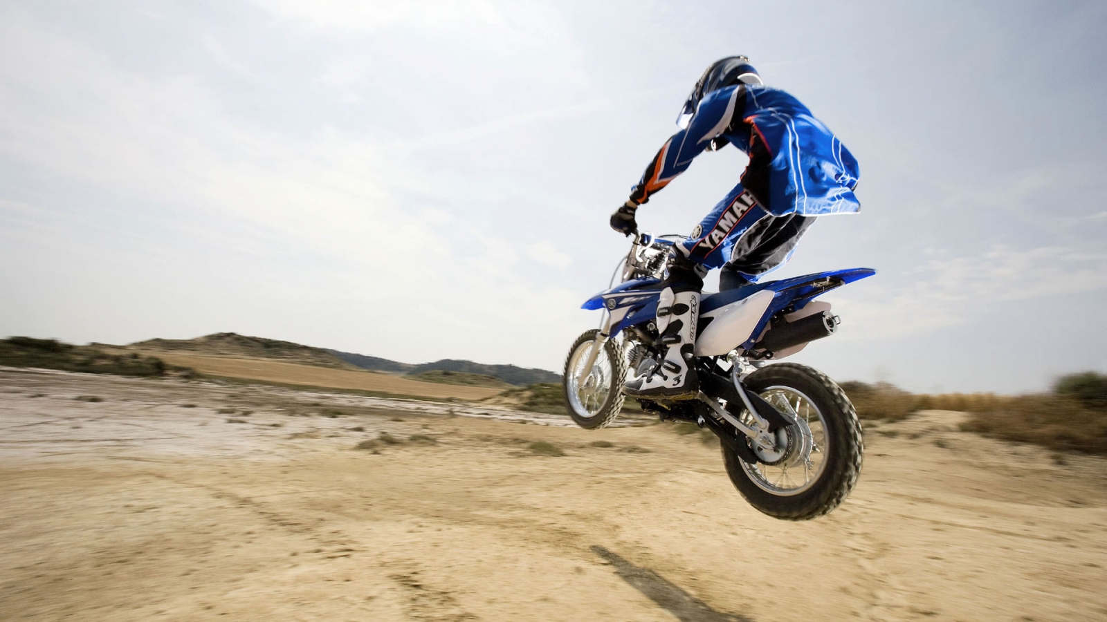 Desert Moto Race for 1600 x 900 HDTV resolution