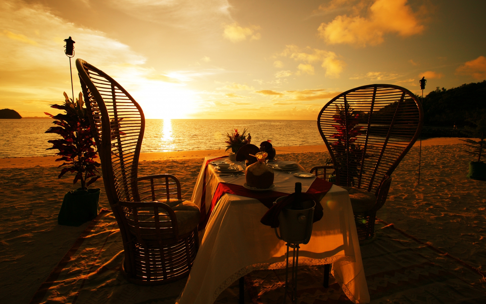 Dinner on the Beach for 1680 x 1050 widescreen resolution
