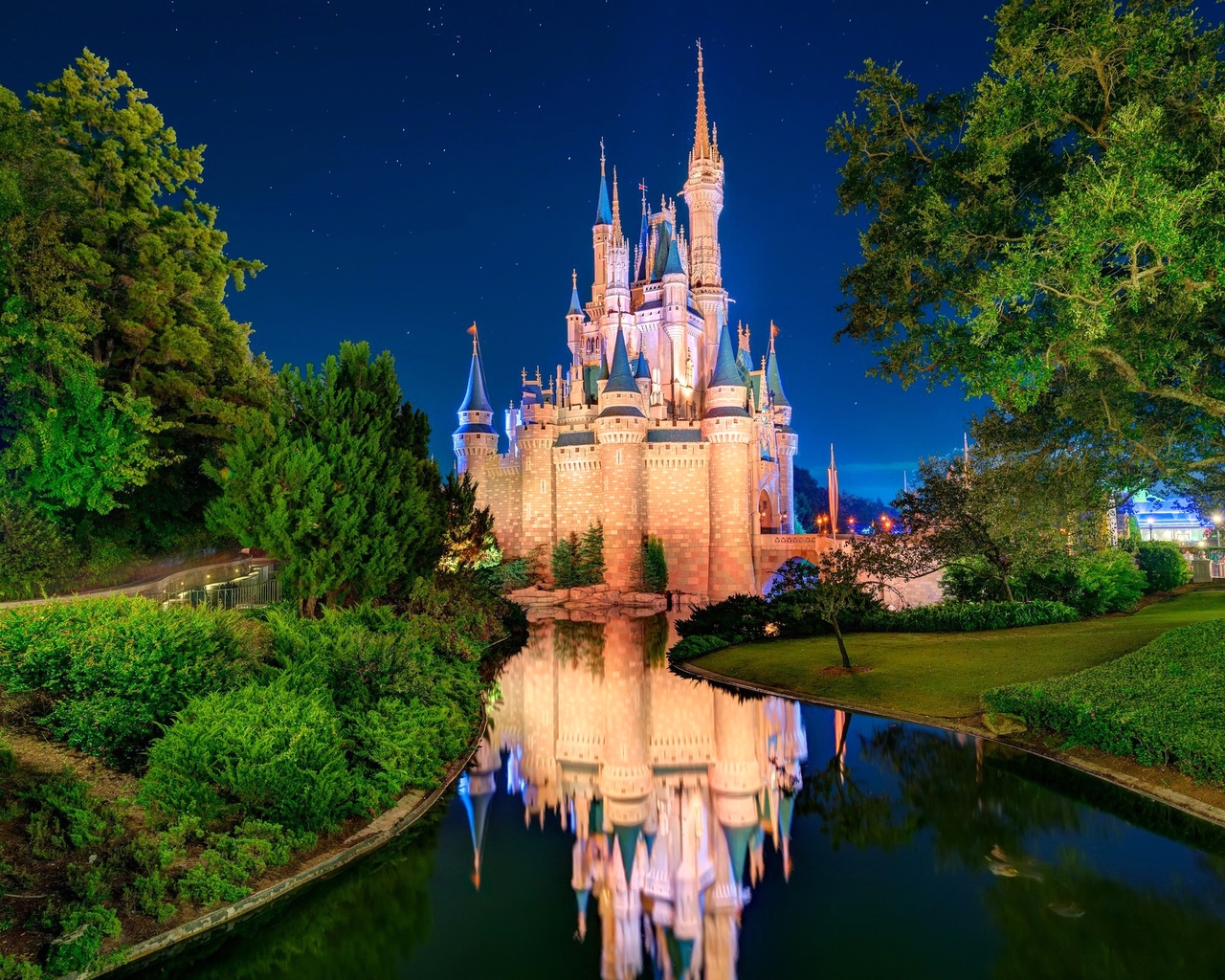 Disneyland Cinderella Castle for 1280 x 1024 resolution