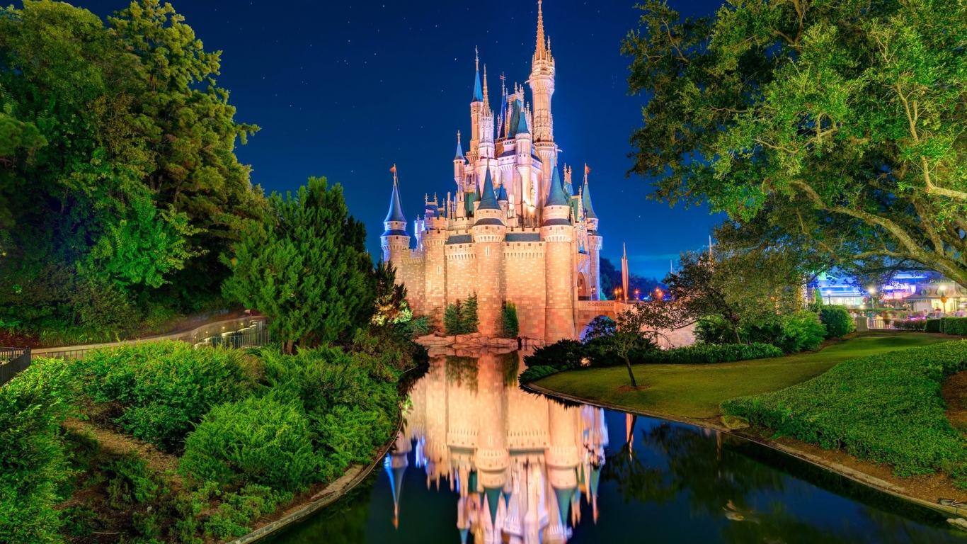 Disneyland Cinderella Castle for 1366 x 768 HDTV resolution