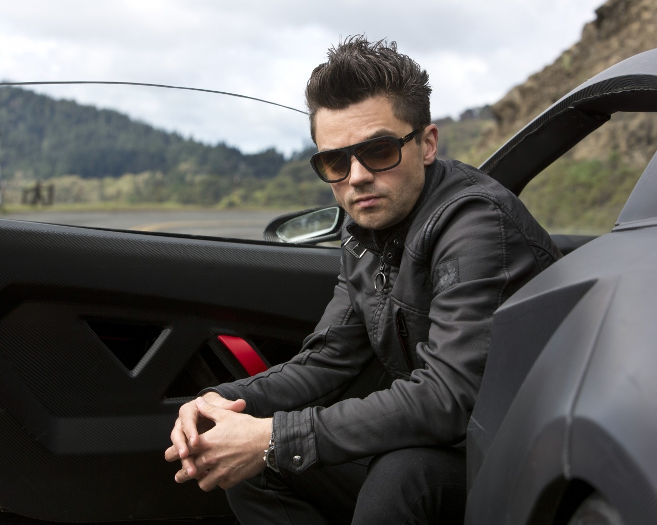 Dominic Cooper Cool for 1280 x 1024 resolution