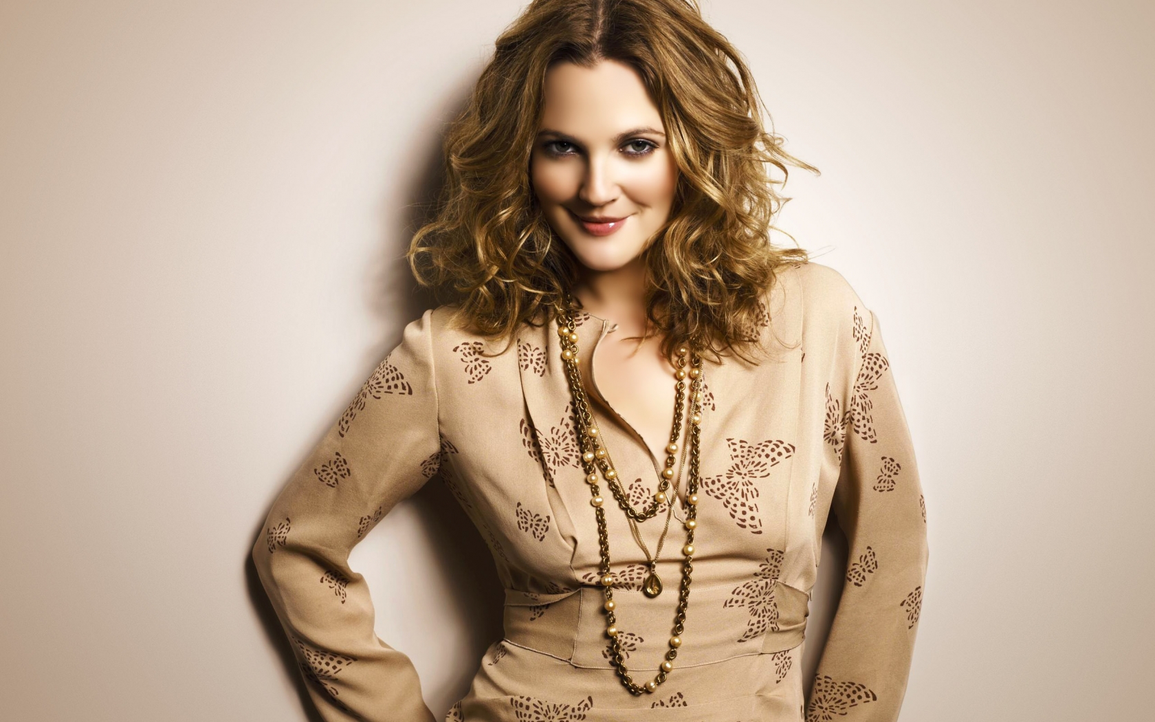 Drew Barrymore Smiling for 1680 x 1050 widescreen resolution