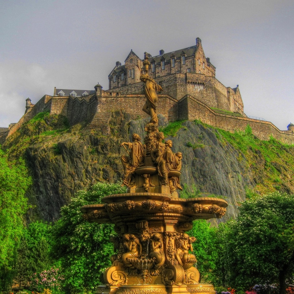 Edinburgh Castle Scotland for 1024 x 1024 iPad resolution