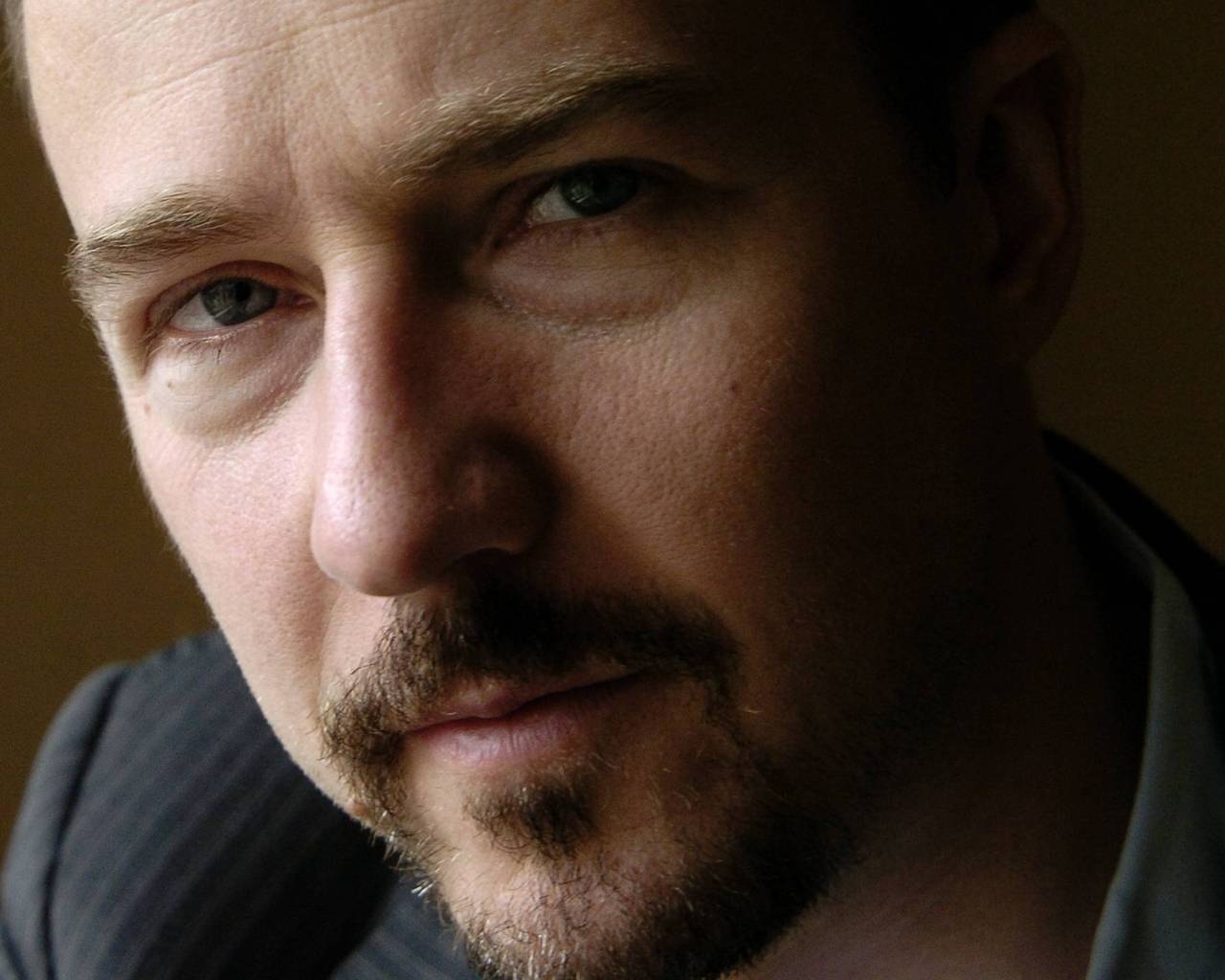 Edward Norton Close Up for 1280 x 1024 resolution