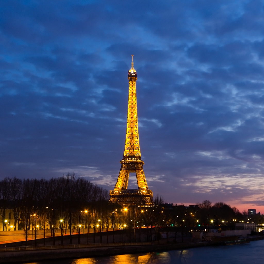 Eiffel Tower Sunset for 1024 x 1024 iPad resolution