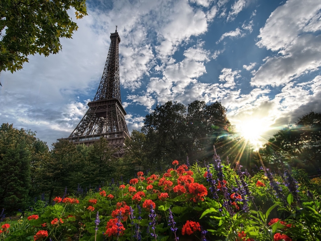 Eiffel Tower Surrounded by Flowers for 1024 x 768 resolution
