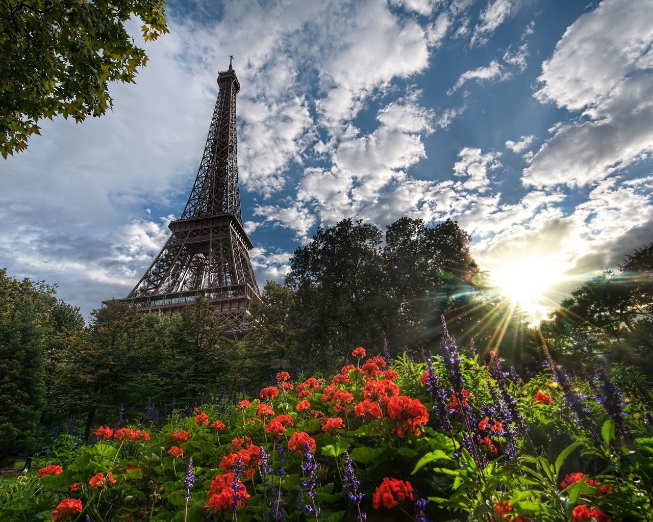 Eiffel Tower Surrounded by Flowers for 1280 x 1024 resolution