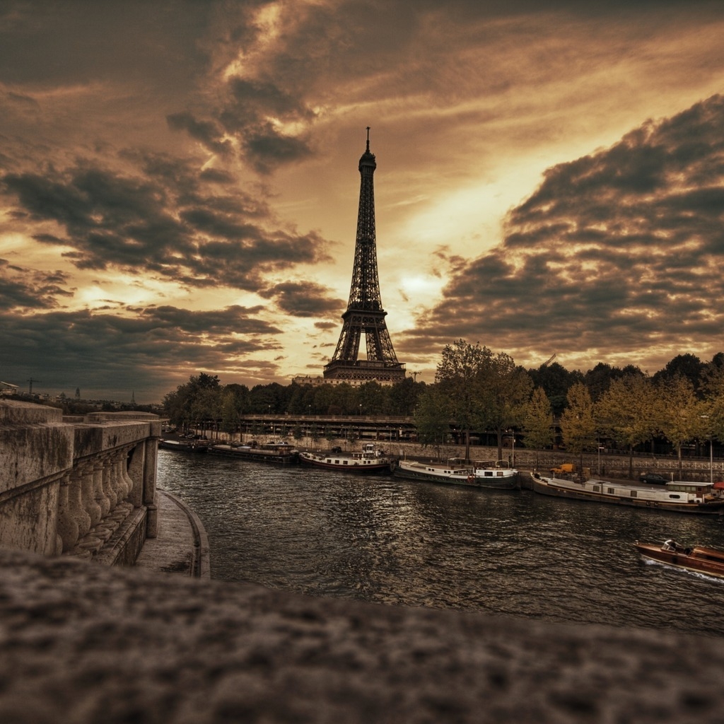 Eiffel Tower View for 1024 x 1024 iPad resolution