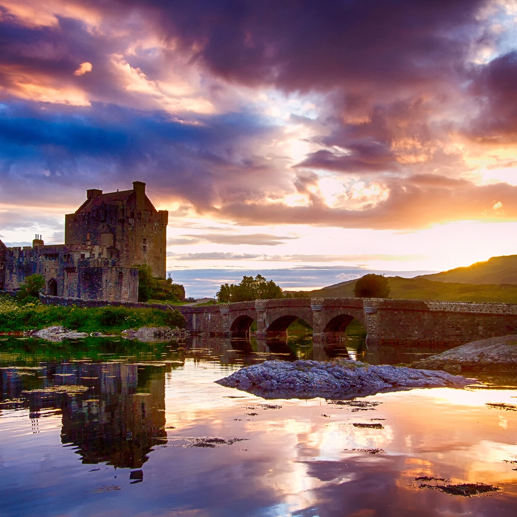 Eilean Donan Castle for 1024 x 1024 iPad resolution